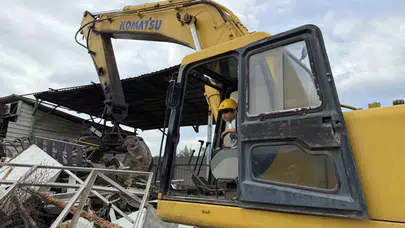 Oyuncağı bıraktı, dev makinelerin başına geçti: 6 yaşındaki Hasan Efe görenleri hayrete düşürüyor