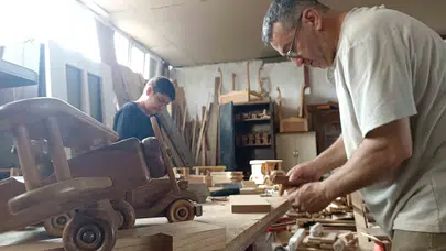 Çöp olmaktan kurtardı, sanat eserine dönüştürdü: 50 yıllık ustanın ahşap tutkusu