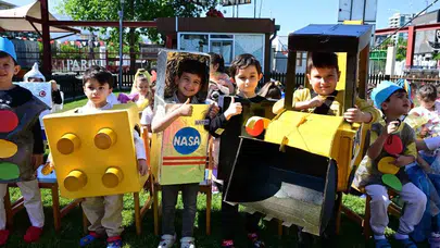 Çöp değil sanat eseri: Minik çevrecilerden podyumda geri dönüşüm şovu