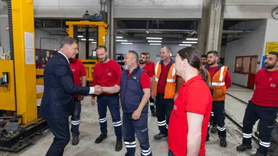 Sıfırdan zirveye uzanan bir başarı hikayesi: İzmir'in başkanı metro işçileriyle buluştu