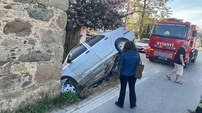 Bodrum’da yürekleri ağza getiren kaza: Kontrolden çıkan araç tarihi dokuya çarptı
