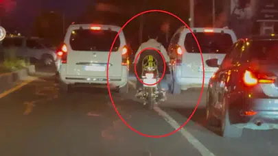 Diyarbakır’da pes dedirten görüntü: Kaskı korumak için değil, süs olsun diye taşıdı