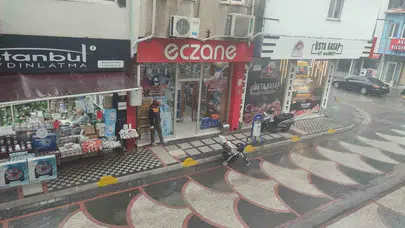 Keşan'da gökyüzü karardı: Sağanak hayatı durma noktasına getirdi
