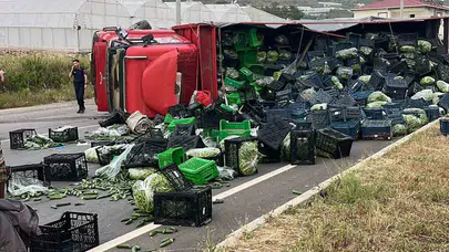 Gazipaşa’da korkunç kaza: Sebze yüklü kamyon devrildi, motosiklet sürüklendi