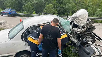 Tokat yolunda korkutan kaza: Emniyet şeridindeki otomobile kamyonet çarptı