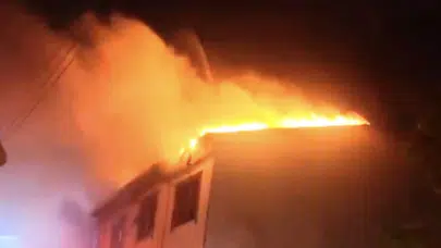Darıca’da geceyi aydınlatan korku dolu anlar: Üç katlı binada büyük panik
