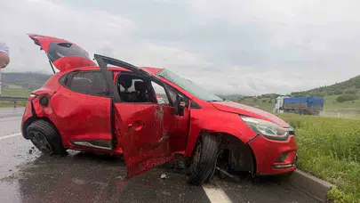 Ölümden döndüren kaza: Hurdaya dönen otomobilden sağ çıktı