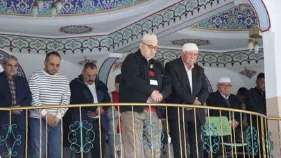 Bolu’da bayram coşkusu: Saf tutan binler kardeşlik için dua etti