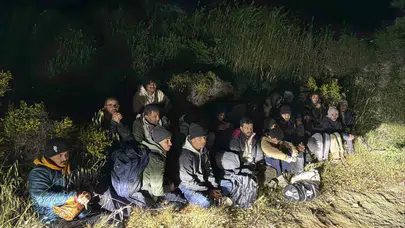 Çeşme’de gece operasyonu: Göç yolunda yakalandılar, organizatör demir parmaklıklar ardında