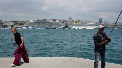 İstanbul Boğazı’nda devler buluştu: Yüzen şehirler tarihi yarımadayı gölgede bıraktı