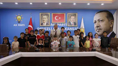 Siyasetin yoğun gündemine çocuk neşesi: AK Parti Denizli'de bayramlaşma mesaisi