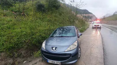 Bilecik'te yağmur kazaya davetiye çıkardı: Direksiyon hakimiyetini kaybeden sürücü kanala uçtu