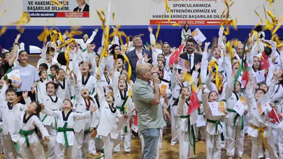 Gölcük’te minik sporcuların büyük gururu: 305 tekvandocu bir üst seviyeye yükseldi