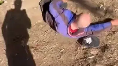 İzmir'de vicdanları sızlatan görüntü: Sokakta uyuyan yaşlı adama tekme atıp sosyal medyada paylaştılar