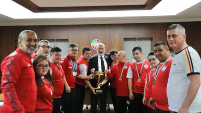Kayseri’nin gurur tablosu: Özel sporcular şampiyonluk kupasıyla Başkan Çolakbayrakdar’ı ziyaret etti