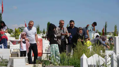 Adıyaman’da bayram burukluğu: Deprem şehitliğinde gözyaşları sel oldu