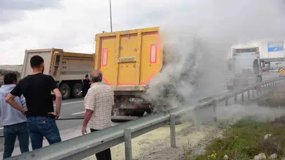 Kayseri-Malatya yolunda korku dolu anlar: Seyir halindeki tırın dorsesi alevlere teslim oldu