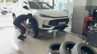 Meydanlarda kutlama, tezgahlarda mesai: 1 Mayıs’ta lastikçilerde yoğun mesai