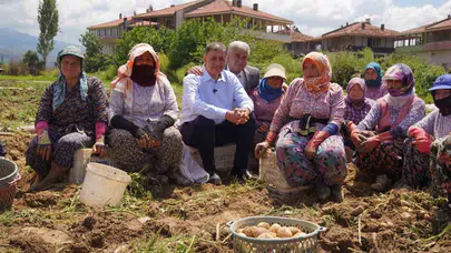 Tarlada patates topladı, sözü verdi: Kiraz’ın çehresi değişecek