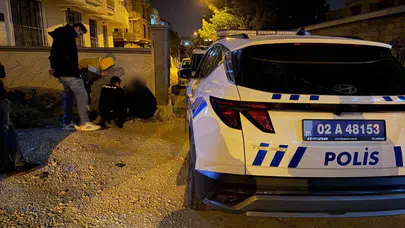 Karanlık sokakta gizemli bekleyiş: Vatandaşlar ihbar etti, polis alarma geçti