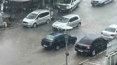 Çarşamba'da gökyüzü delindi: Hayatı felç eden sağanak için kritik saat uyarısı
