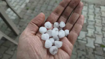 Kirazın başkentinde dolu alarmı: Bahçeler beyaza büründü, üreticinin gözü sahada