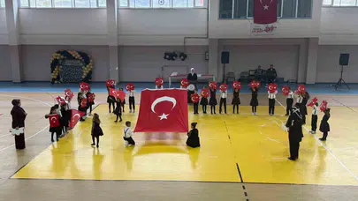 Kağızman’da miniklerin büyük başarısı: Okuma yazma sevincini sahnede taçlandırdılar