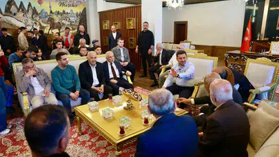 Rasim Arı’dan Nevşehir’de bayram mesaisi: Hemşehrileriyle kucaklaştı, çocukları sevindirdi