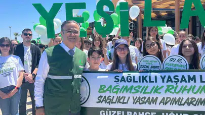İzmir’de 5 bin kişilik bağımsızlık yürüyüşü: Çocuklar ve veliler tek yürek oldu