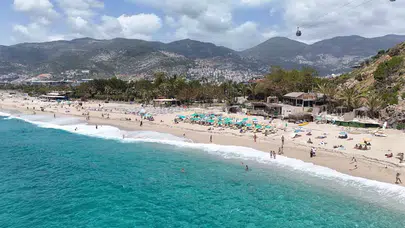 Alanya'da bahar ortasında yaz provası: Kleopatra Plajı turist akınına uğradı