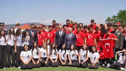 Ayvalık’ta bayram havası: Milli mücadelenin 107. yılı gençlerin enerjisiyle taçlandı