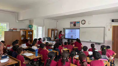 Dijital dünyada tehlike çanları çalıyor: Mersinli öğrencilere jandarmadan kritik uyarı