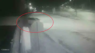 Direksiyon hakimiyetini kaybetti, bahçe duvarını yıktı: Kaza anı saniye saniye kaydedildi