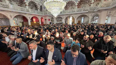 Kulu’da bayram coşkusu: Saf tutan binler camilere sığmadı