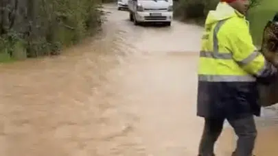 Sakarya'da kabus dolu anlar: Dere taştı, sürücüler yolda mahsur kaldı