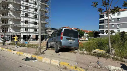 Uşak’ta dehşet anları: Kontrolden çıkan otomobil işçilerin arasına daldı