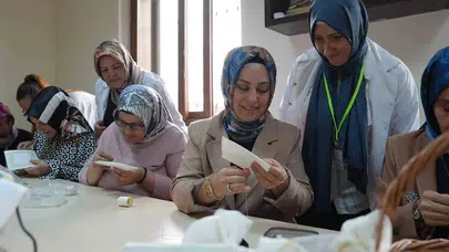 Eski tepsiler sanata dönüştü: Kahramanmaraşlı kadınlar hem üretiyor hem sosyalleşiyor