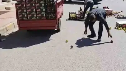 Mardin'de yürekleri ağza getiren kaza: Yola saçılan ürünleri vatandaşlar topladı