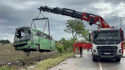 Sabahın ilk ışıklarında korku dolu anlar: Tur otobüsü tarlaya uçtu, 46 kişi yaralandı