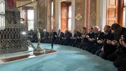 İstanbul'un fatihi dualarla anıldı: Çağ açıp çağ kapatan büyük komutan kabri başında yâd edildi