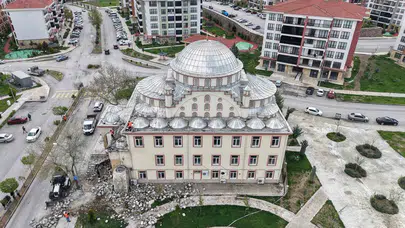 Elazığ’da korku dolu anlar: Yıldırımın yıktığı minarenin enkazı havadan görüntülendi