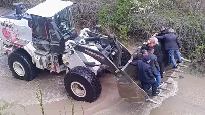 Sivas'ta duygusal anlar: Cenazeye yetişmek için kepçeye bindiler