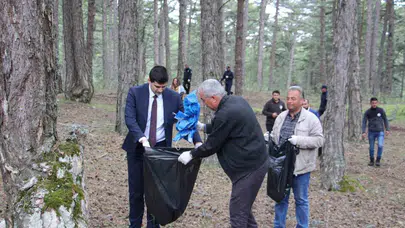 Dumlupınar’da doğa seferberliği: Ormanlar gönüllülerin eliyle temizlendi