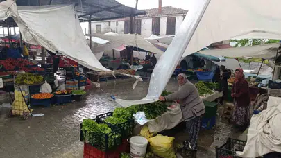 Selendi’de gökyüzü karardı: Fırtına pazar yerini birbirine kattı