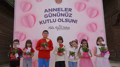 Sanat Sokağı’nda duygusal buluşma: Minik eller anneleri için çiçek açtı