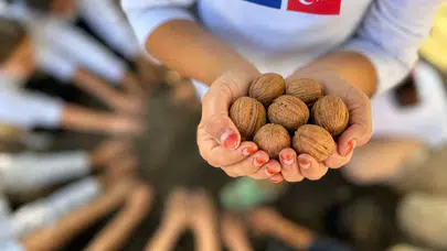 Minik eller toprağa dokundu: Vanlı öğrenciler geleceğin ormanları için ilk adımı attı