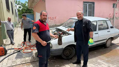 Kontak anahtarını çevirdi ama beklemediği bir manzarayla karşılaştı: Motor kaputunun altından gelen tıslama sesi herkesi şoke etti