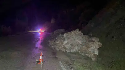Tokat’ta korkutan anlar: Dağdan kopan dev kayalar yolu kapattı