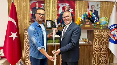 Zabıta üniformasıyla zirvelere koşuyor: Ultra maratonun gururu makamda ağırlandı
