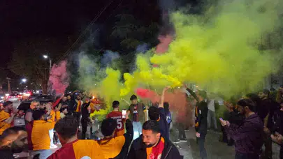 Sınırları aşan şampiyonluk coşkusu: Marneuli sokakları sarı-kırmızıya boyandı